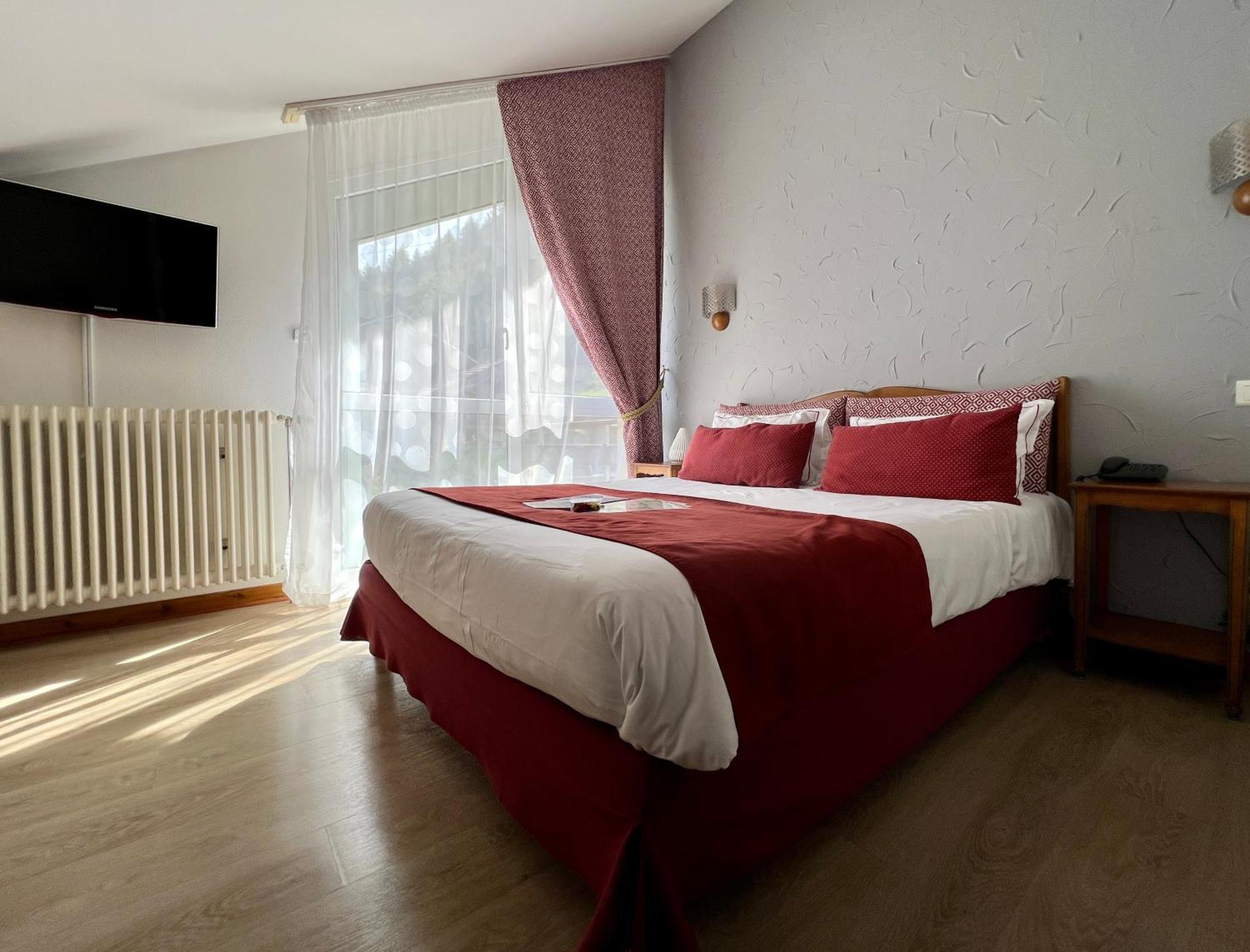 Logis Hotel, Chalets Et Restaurant Les Chatelmines 라브레세 외부 사진